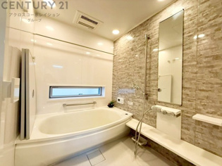 気密性と断熱性に優れ、外気の影響を受けにくく、浴室内の温度を一定に保ちやすいです。特に冬場は、暖房効率が高まり、快適なバスタイムを過ごせます。