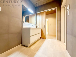 衣服の収納や脱ぎ着や整理整頓がしやすく、湿った衣類を乾燥させるスペースがありカビや臭いの発生を防ぎます。床の汚れを他の部屋に持ち込まず清潔を保つことができます。また快適な入浴環境の整備にも役立ちます。