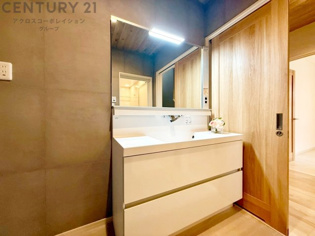 化粧品や洗顔料、歯ブラシなどの必需品をまとめて置ける収納スペースがあり、使用するたびに取り出す手間が省けます。また、水回りのため、濡れても大丈夫な素材が使用されており、お手入れが簡単です。