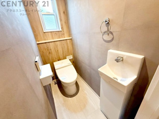 温水洗浄便座付トイレは温水洗浄機能により、暖かい水でおしりを洗浄することができ、冷たい水を使う従来の便座に比べ、温水洗浄機能で暖かいトイレを提供し、快適な使用を可能にします。