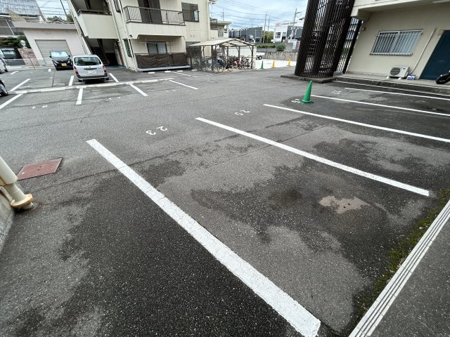 シャトレ北川の駐車場