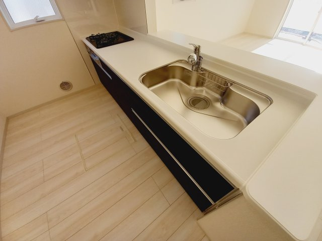 【平祢宜町　1号棟】　おしゃれさん必見♪デザイナーズ新築建売住宅！　のキッチン|同施工◆キッチンの写真です◆お料理しながらご家族とコミュニケーションをとれる人気のプランです。料理中でもお子様がリビングやダイニングで遊んでいる姿が見えます。