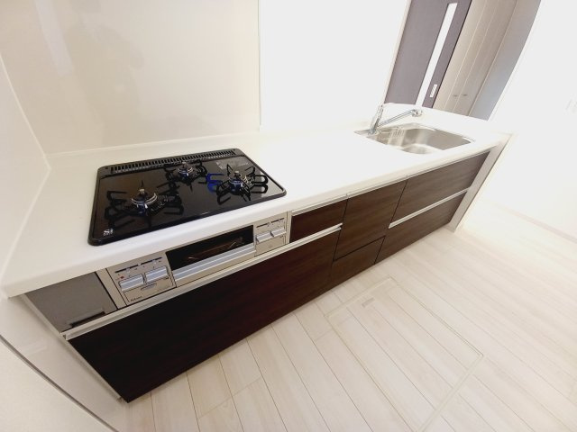 【平祢宜町　1号棟】　おしゃれさん必見♪デザイナーズ新築建売住宅！　のキッチン|同施工◆キッチンの写真です◆
料理好きな人必見♪キッチンスペース広々！
対面式キッチンですので、お食事の準備をしながらご家族との会話を楽しめます☆

