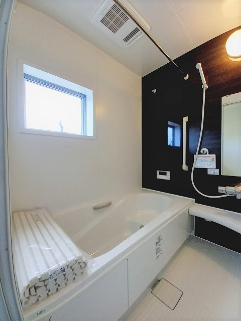 【平祢宜町　1号棟】　おしゃれさん必見♪デザイナーズ新築建売住宅！　の浴室|同施工◆ユニットバスの写真です◆　フルオート機能で、時間帯を気にせず、家族全員が暖かい湯船に浸かることができます。一日の疲れを癒してくれそうですね♪

