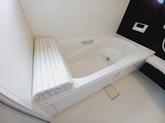 【平祢宜町　1号棟】　おしゃれさん必見♪デザイナーズ新築建売住宅！　の浴室|同施工◆ユニットバスの写真です◆　毎日の疲れを癒す広々とした浴室は、足を伸ばしてゆっくりとくつろげます♪　好きな音楽を聴いたり、動画を見たり、半身浴をして　自分だけの癒し時間が楽しめますね！

