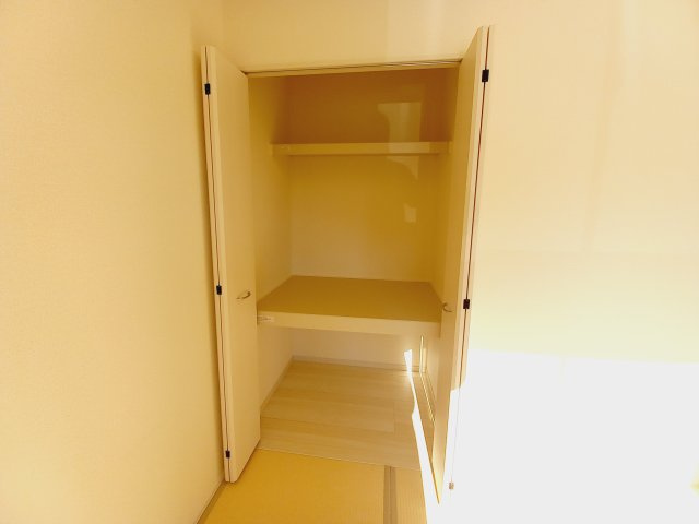 【平祢宜町　1号棟】　おしゃれさん必見♪デザイナーズ新築建売住宅！　の収納|同施工◆和室の写真です◆　和室には押入もございますので、お布団などを収納しておけば、来客の際にもサッと出せて便利ですね。