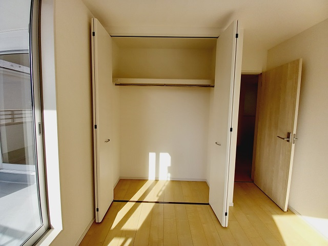 【平祢宜町　1号棟】　おしゃれさん必見♪デザイナーズ新築建売住宅！　の収納|同施工◆収納スペースの写真です◆　衣類やカバンなどたっぷりと収納可能です！生活感のあるものを隠して置けるからお部屋をスッキリと見せやすいです。





