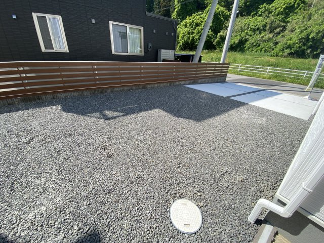 【平祢宜町　1号棟】　おしゃれさん必見♪デザイナーズ新築建売住宅！　の駐車場|同施工◆カースペースの写真です◆
陽当りの良い駐車場は週末の洗車も快適です♪お車の他にも、自転車をとめられそうなスペースもございます。
