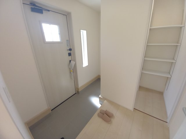 【平祢宜町　1号棟】　おしゃれさん必見♪デザイナーズ新築建売住宅！　の玄関|同施工◆玄関の写真です◆
お洒落な玄関は気分が良いですね♪広々とした玄関になっております。　ご両親やお友達が来ても、靴の置き場に困ることはありません。収納力たっぷりで、整理整頓も楽ちんですね。


