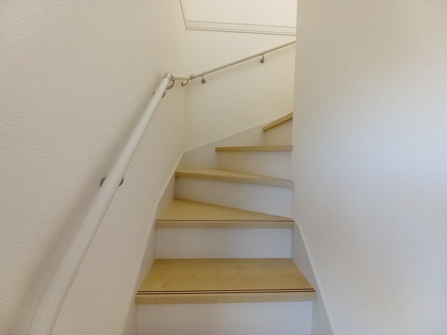 【平祢宜町　1号棟】　おしゃれさん必見♪デザイナーズ新築建売住宅！　のその他|同施工◆階段の写真です◆　
階段は家族がほぼ毎日通る動線の為、安全上の配慮が必要です！
階段は手すり付きなので、小さなお子様からご年配の方まで安心ですね♪



