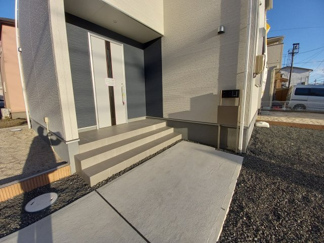 【平祢宜町　1号棟】　おしゃれさん必見♪デザイナーズ新築建売住宅！　の玄関|同施工◆玄関の写真です◆
お洒落な玄関は気分が良いですね♪広々とした玄関になっております。　ご両親やお友達が来ても、靴の置き場に困ることはありません。収納力たっぷりで、整理整頓も楽ちんですね。

