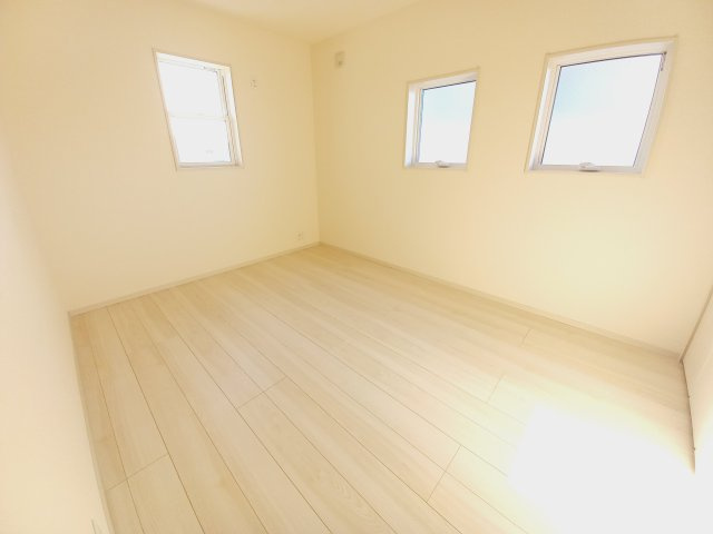 【平祢宜町　1号棟】　おしゃれさん必見♪デザイナーズ新築建売住宅！　の洋室|同施工◆居室の写真です◆　柔らかい陽光が差し込む明るいお部屋を演出☆　使い勝手の良い間取りなので、ご家族の状況の変化にも耐えられますね。

