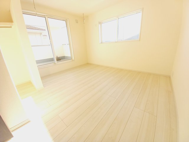 【平祢宜町　1号棟】　おしゃれさん必見♪デザイナーズ新築建売住宅！　の洋室|同施工◆居室の写真です◆　充分な広さの収納を備え、採光良好な洋室は、快適空間。プライベートの時間もゆったりお寛ぎ頂けそうです。

