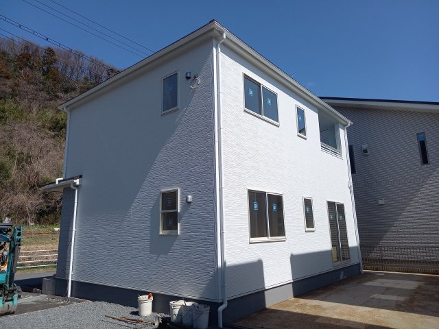 【平祢宜町　1号棟】　おしゃれさん必見♪デザイナーズ新築建売住宅！　の外観|同施工◆外観の写真です◆　外壁仕上げ材は窯業系サイディング。裏面に付着した汚れが、雨水によって流れ落ちやすい「防汚機能付きサイディング」を採用。外壁の美しさが長持ちします♪

