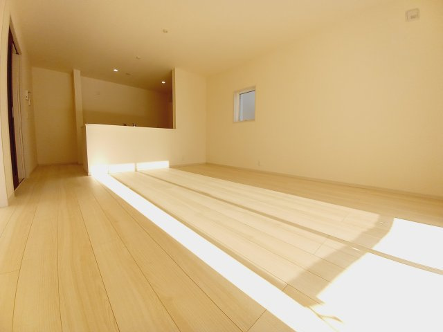 【平祢宜町　1号棟】　おしゃれさん必見♪デザイナーズ新築建売住宅！　の居間・リビング|同施工◆居室の写真です◆　日当たり良好の居室は気持ちが良いですね。　家族構成によって色んなアレンジを加えられます♪それぞれにプライベートなスペースを持ち、子どもたちの成長も見守ることができますね。

