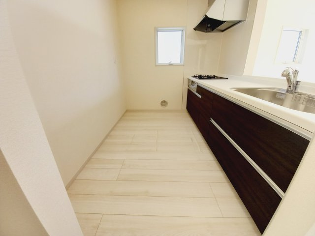 【平祢宜町　1号棟】　おしゃれさん必見♪デザイナーズ新築建売住宅！　のキッチン|同施工◆キッチンの写真です◆　デザイン性と機能性を兼ね備えたキッチンです。　収納力も大満足◎　対面式キッチンは、家族の会話が途切れませんね♪


