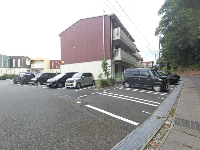 エオス仲久保の駐車場