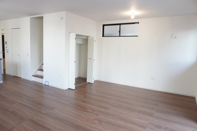 越谷市大沢 新築分譲住宅の居間・リビング