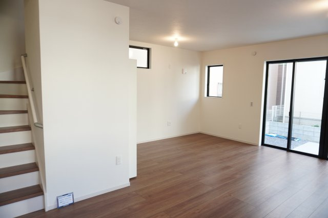 越谷市大沢 新築分譲住宅の居間・リビング