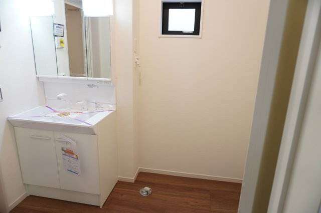 越谷市大沢 新築分譲住宅の独立洗面台