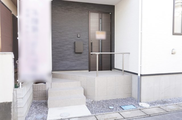 越谷市大沢 新築分譲住宅の玄関
