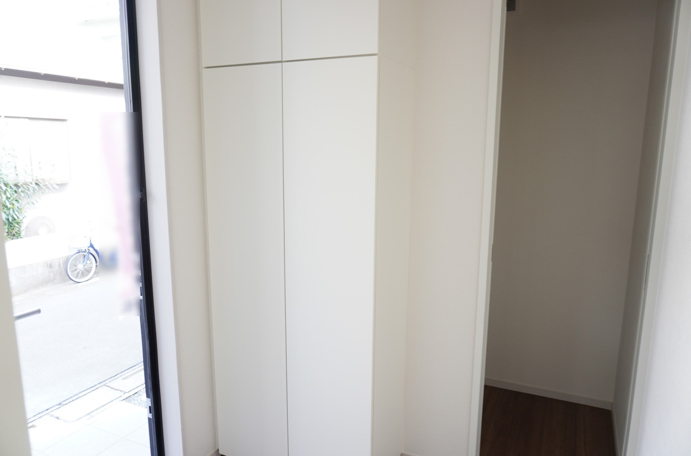 越谷市大沢 新築分譲住宅の玄関