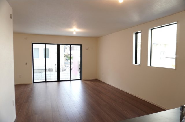 越谷市大沢 新築分譲住宅の居間・リビング