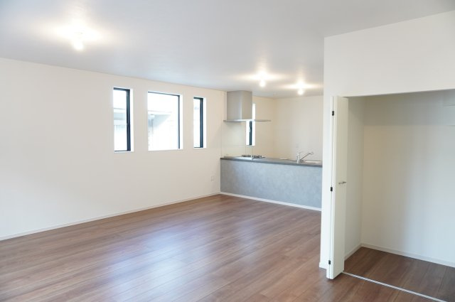 越谷市大沢 新築分譲住宅の居間・リビング