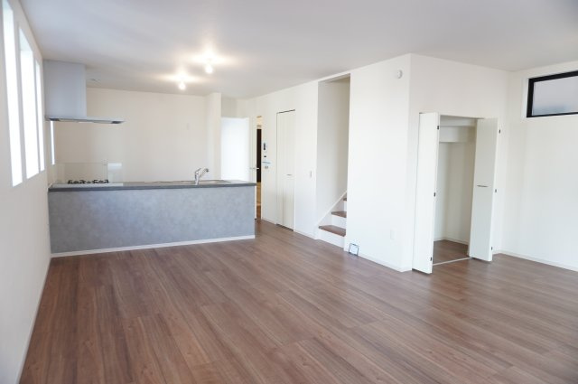 越谷市大沢 新築分譲住宅の居間・リビング