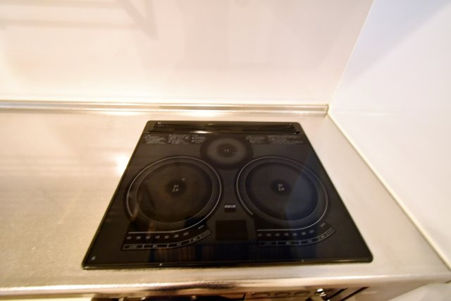 シャルム甲子園口のキッチン|３口IHコンロ