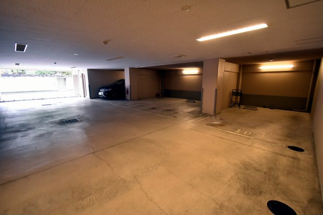 シャルム甲子園口の駐車場