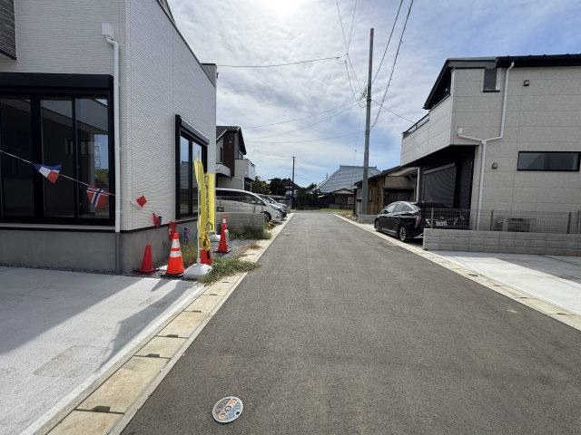 柏市戸張新築戸建（戸張3期）の前面道路含む現地写真|中央開発道路・幅員約5ｍ