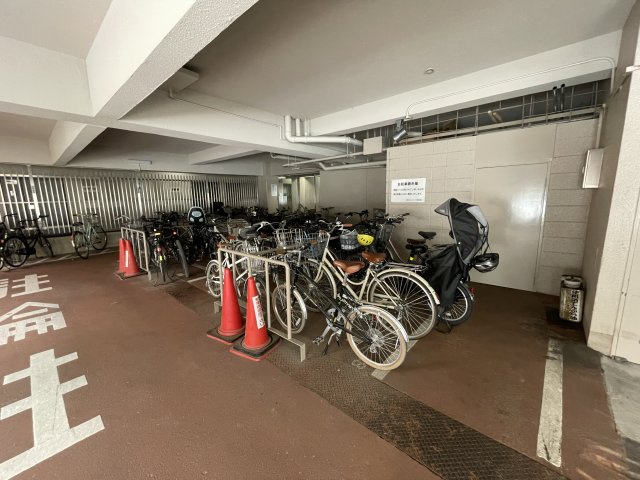 室町スカイハイツの駐輪場