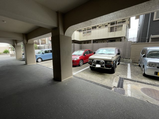 室町スカイハイツの駐車場