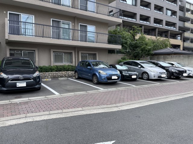 室町スカイハイツの駐車場