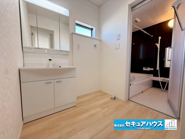 【今からご案内可能】刈谷市今川町3丁目　全3棟の独立洗面台|【洗面台】
◆鏡の裏にはたっぷりと収納スペースを標準装備！
◆電源を付属しているのでドライヤーなど利用できます。