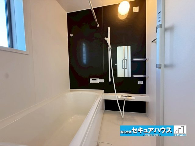 【今からご案内可能】刈谷市今川町3丁目　全3棟の浴室|【浴室】
◆アクセントパネルで落ち着きのある雰囲気を演出します。毎日の疲れを癒やすバスタイムをお楽しみ下さい！
◆窓付きで、カビの繁殖を抑える効果があります。