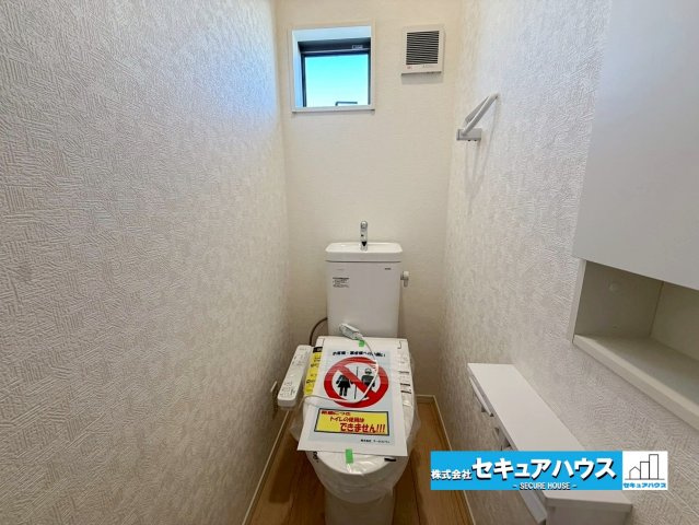 【今からご案内可能】刈谷市今川町3丁目　全3棟のトイレ|【トイレ】
◆高機能トイレの多くは便器のフタの開閉が自動であり、使用後に手動で水を流す面倒もなく非常に便利です。スタイリッシュな見た目で、お掃除しやすく、節水効果が高いです。
