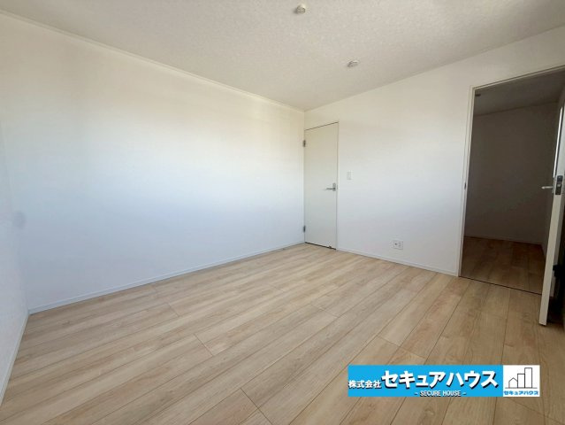 【今からご案内可能】刈谷市今川町3丁目　全3棟の洋室|【洋室】
◆広々とした居住空間は日々の暮らしを彩り、心のやすらぎと満足感を与えてくれます。通風と採光を考慮した設計は子供たちはのびのび育ち、家族でくつろぎと団らんを生み出します。