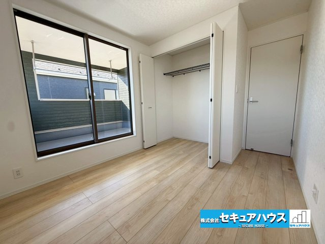 【今からご案内可能】刈谷市今川町3丁目　全3棟の洋室|【洋室】
◆家族一人ひとりの大切なプライベート空間。趣味に合わせて使って頂けるようシンプルに仕上げてあります。暮らし心地を大きく左右する収納を、適材適所に配置し使い勝手を考慮しました。　