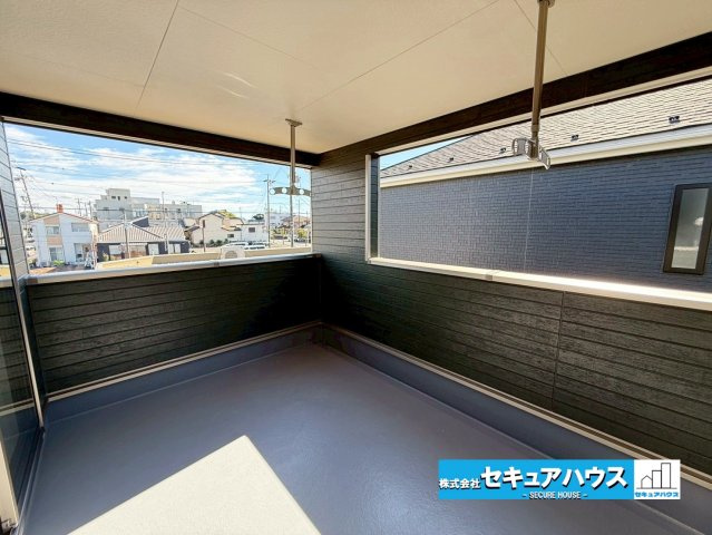 【今からご案内可能】刈谷市今川町3丁目　全3棟のバルコニー|【バルコニー】
◆見晴らしもよく、太陽の温かな温もりをめいっぱい受け止めてくれます。
太陽の光と爽やかな風を受けたお洗濯物はあっという間に乾き、取りこむ時には太陽の匂いを感じられそうですね。　