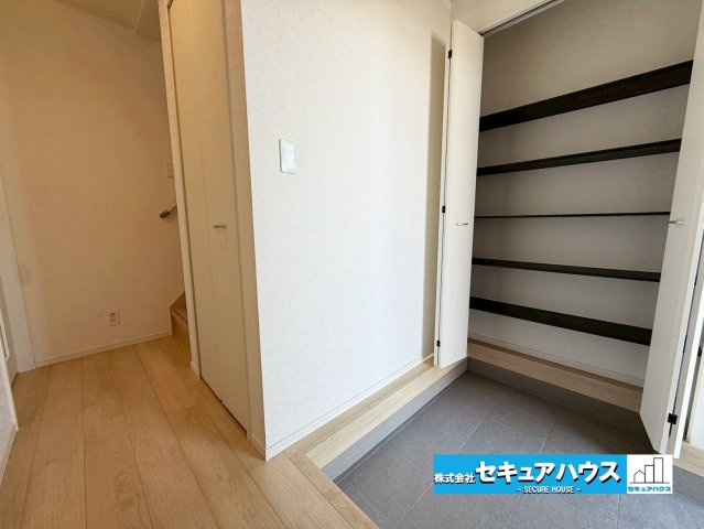 【今からご案内可能】刈谷市今川町3丁目　全3棟の玄関|【玄関】
◆光が差し込み明るいです。気分も晴れやかになりますね。
◆玄関には、収納力のあるシューズボックスがございます。玄関まわりがすっきり片付きます。　