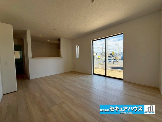 【今からご案内可能】刈谷市今川町3丁目　全3棟の居間・リビング|【LDK】
◆家族揃ってリビングで過ごすお休みの日が、楽しみになる場所となることでしょう。
対面式のオープンキッチンは、家事をしながら家族の様子が一目でわかる安心＆便利設備♪