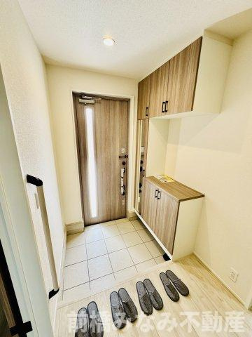 高崎市江木町　3号棟(全3棟)　リナージュ　新築建売分譲の玄関|明るい玄関です