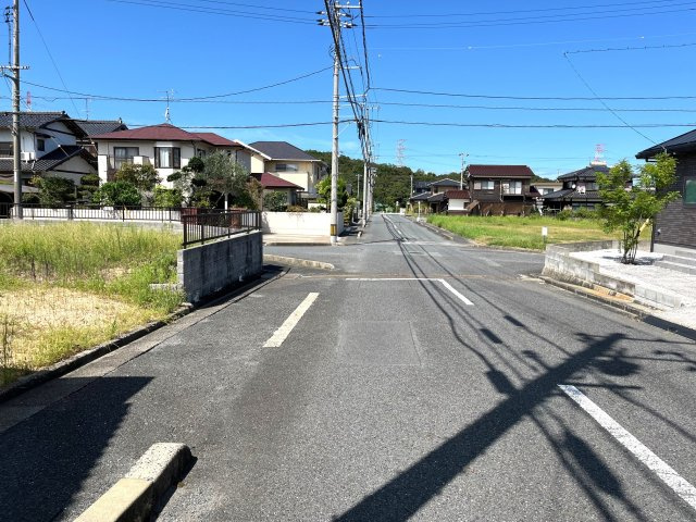 【周辺】 | 厚南小学校に通える売土地　宇部市際波　東際波台４丁目 | 道路です