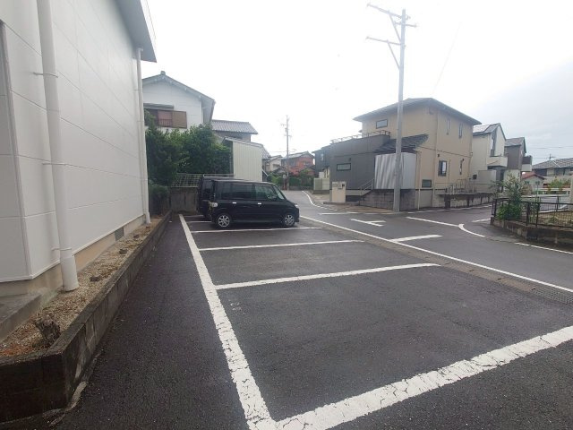ハイツKTYの駐車場