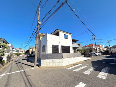 【前面道路含む現地写真】 | 南角地／カースペース並列2台可能／省エネZEH水準／橋戸3丁目