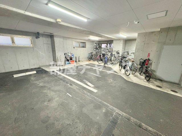 アビタシオン鶴舞の駐車場