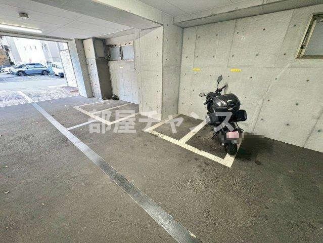 アビタシオン鶴舞の駐車場