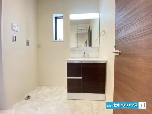 【今からご案内可能】刈谷市小垣江町 限定1棟（月々100,000円台～）の独立洗面台|【洗面台】
◆鏡の裏にはたっぷりと収納スペースを標準装備！
◆電源を付属しているのでドライヤーなど利用できます。